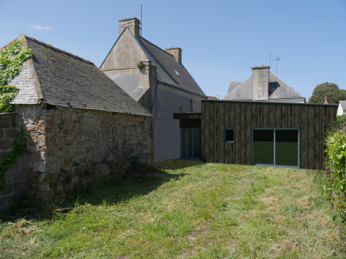 Extension en bois pour une maison en pierre